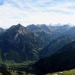 sehr schönes Breitbildfoto vom Kiental. In der mitte das Dreigestirn, rechts die Blüemlisalp