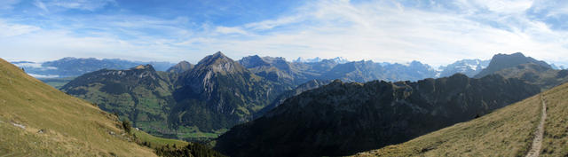 schönes Breitbildfoto vom Rüederigsgrat aus gesehen. Der Blick reicht bis zum Dreigestirn