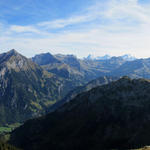 schönes Breitbildfoto vom Rüederigsgrat aus gesehen. Der Blick reicht bis zum Dreigestirn