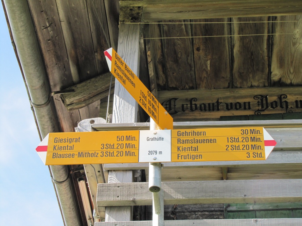 Wegweiser bei der Grathütte 2079 m.ü.M.