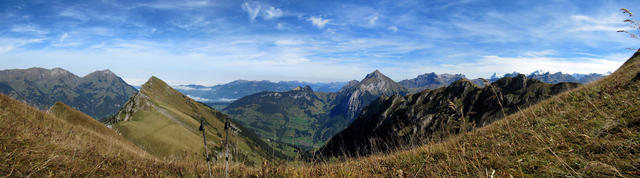 schönes Breitbildfoto mit Blick ins Kiental