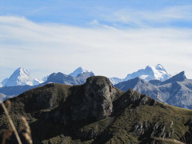 im Vordergrund die Bachflue. Im Hintergrund Eiger, Mönch und Jungfrau