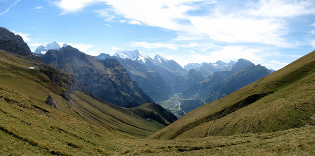 Breitbildfoto mit Blick auf Doldenhorn, Balmhorn, Altels, Rinderhorn, Kandersteg und Wildstrubel