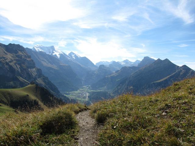 beide Weg sind gleichlang. Der Weg beim Hang vom Sattelhore, bietet diese schöne Aussicht auf das Kandertal