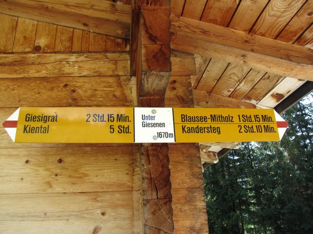 Wegweiser bei der Alpsiedlung Unter Giesenen 1670 m.ü.M.