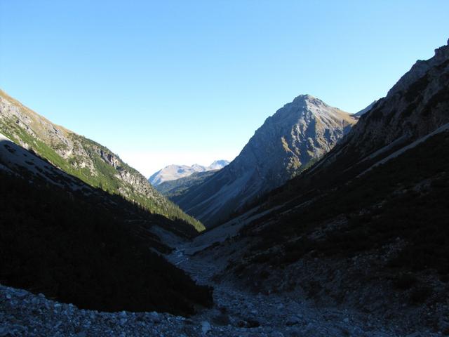 Blick zurück nach Arosa (links) und Schiesshorn (rechts)