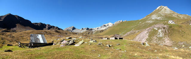 nochmals ein Breitbildfoto der Alp Ramoz