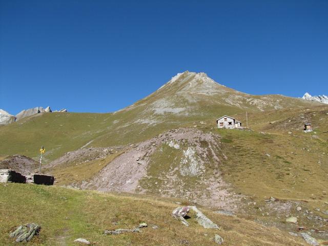 bei der Abzweigung auf Alp Ramoz. Rechts geht es hinauf zur Ramozhütte