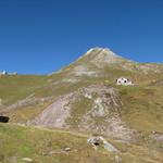 bei der Abzweigung auf Alp Ramoz. Rechts geht es hinauf zur Ramozhütte