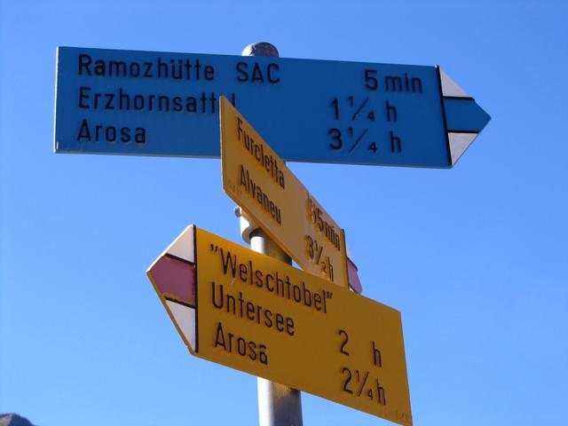 Wegweiser unterhalb der Hütte 2265 m.ü.M. unser Ziel der Erzhornsattel