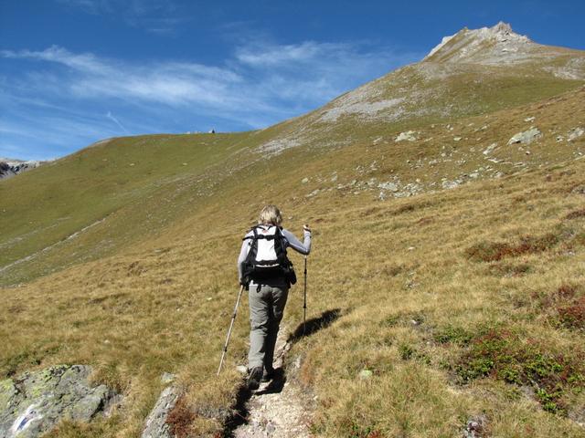 von der Ramozhütte aus, führt der gut bezeichnete und ersichtliche Weg aufwärts