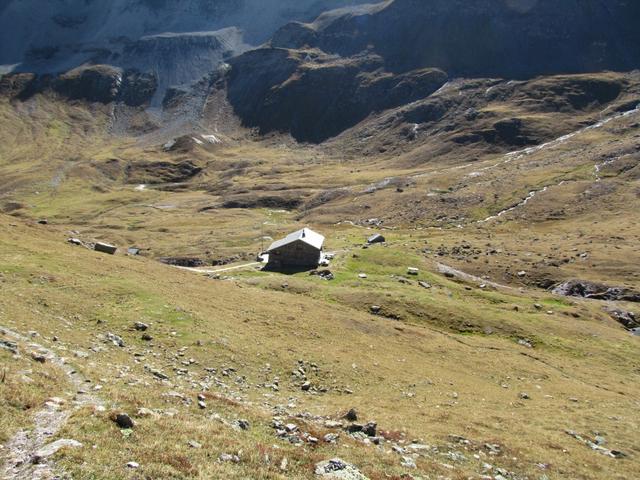 Tiefblick zur Ramozhütte. Von der Ramozhütte müssen fast 500 Höhenmeter bis zum Sattel überwunden werden