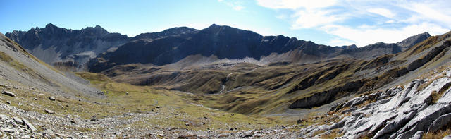 schönes Breitbildfoto der Alp Ramoz. Links der Valbellahorn. Dort oben waren wir auch schon