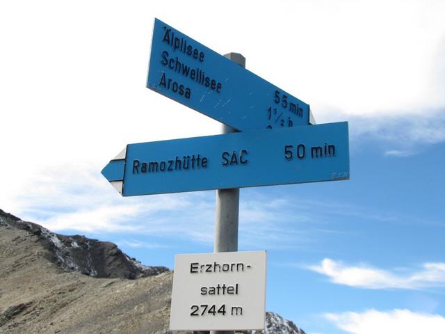 Wegweiser auf dem Erzhornsattel 2744 m.ü.M.