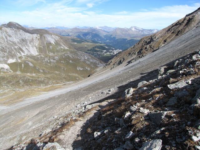 der Wanderweg biegt nun rechts in eine riesige Geröllhalde