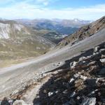 der Wanderweg biegt nun rechts in eine riesige Geröllhalde