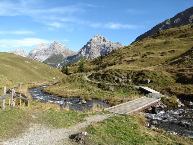 wir überqueren nochmals die Plessur, mit Blick auf Schiesshorn, Furggahorn und Tiejer Flue