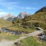 wir überqueren nochmals die Plessur, mit Blick auf Schiesshorn, Furggahorn und Tiejer Flue