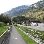 neben der Hauptstrasse das nach Innertkirchen führt, bis nach Willigen gelaufen