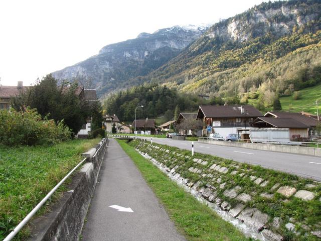 neben der Hauptstrasse das nach Innertkirchen führt, bis nach Willigen gelaufen