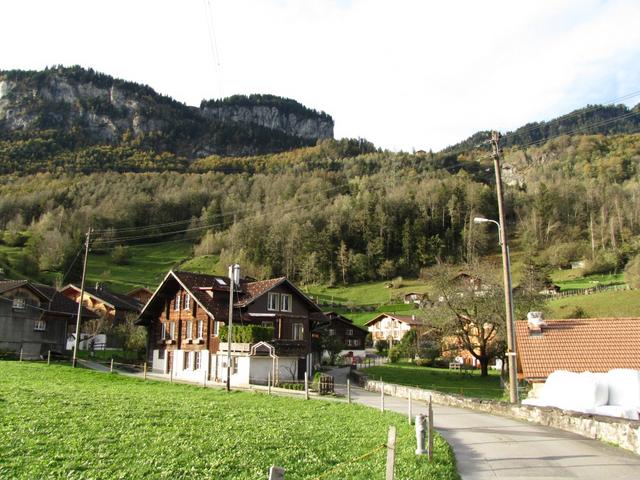 an den Häuser von Willigen vorbei führt der Wanderweg Richtung Wald