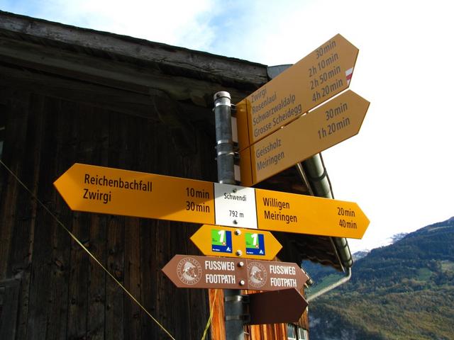 Wegweiser bei Schwendi 792 m.ü.M. unser nächstes Ziel der Reichenbachfall