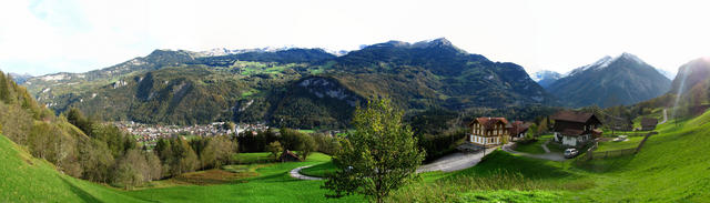 Breitbildfoto. Blick auf Meiringen - Hasliberg und das Haslital