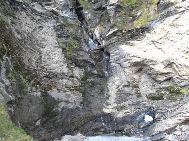 im Herbst in der sonst tobende Reichenbachfall ein kleines Rinnsal