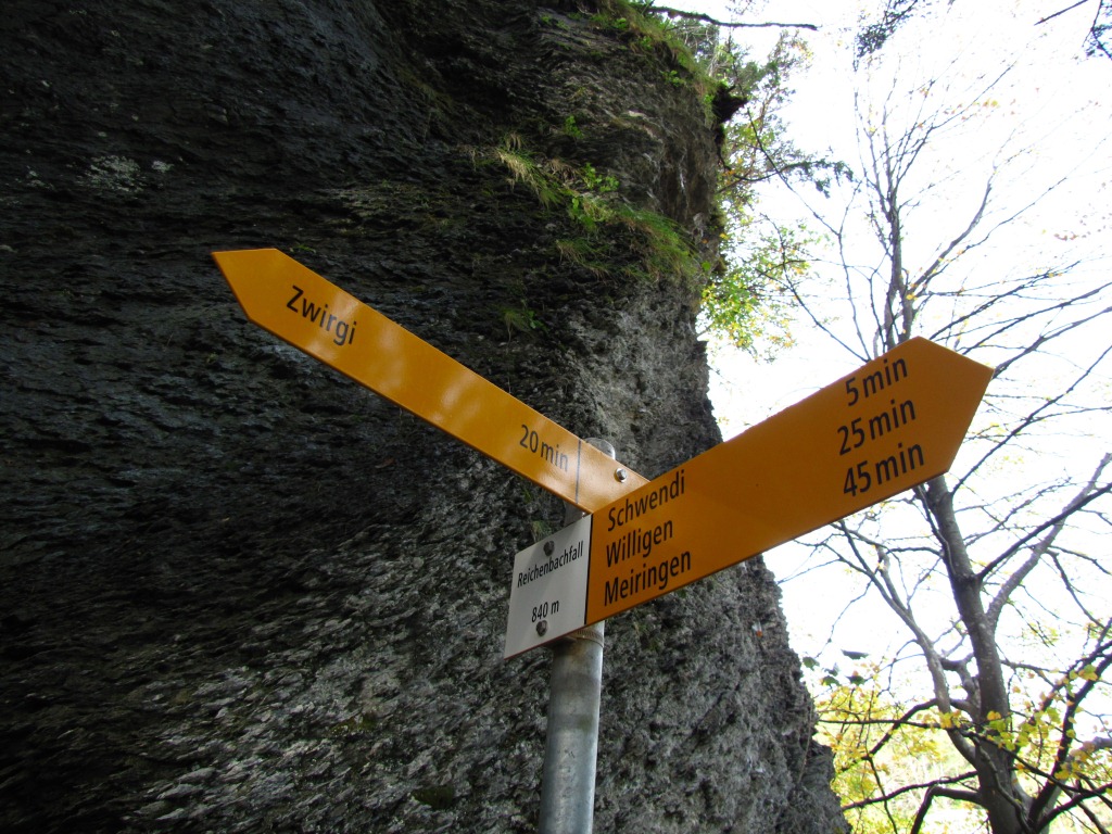 Wegweiser beim Reichenbachfall 840 m.ü.M.