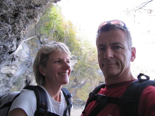 Mäusi und Franco bei dem Wasserfall