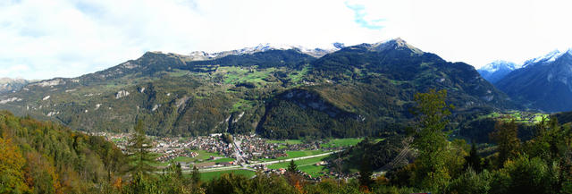 Breitbildfoto. Panorama vom Restaurant aus gesehen. Haslital, Meiringen und rechts Innertkirchen