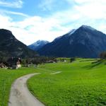 wir haben Geissholz erreicht. Bänzlauistock, Mährenhorn und Radlefshorn (Triftgebiet) im Hintergrund