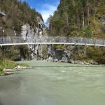 die Ryschibrücke überspannt die Aare und führt ins Berginnere zum Bahnhof Aareschlucht Ost