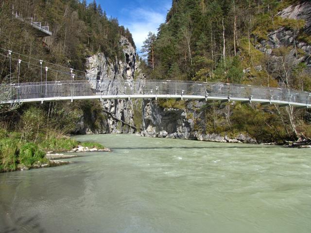 die Ryschibrücke überspannt die Aare und führt ins Berginnere zum Bahnhof Aareschlucht Ost