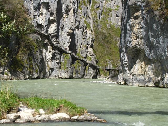 gut ersichtlich der Weg der durch die Aareschlucht führt