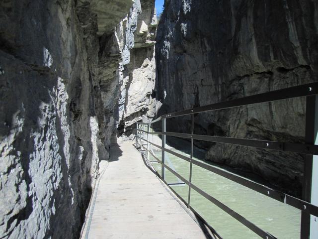 1 - 2 m ist der Weg über die Aareschlucht breit