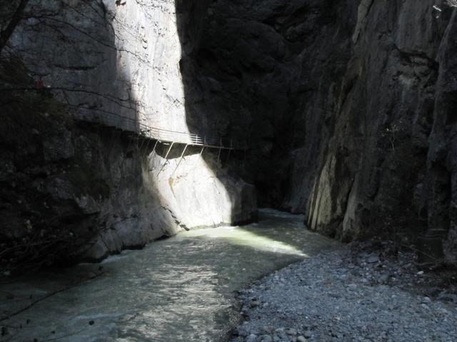 die Schlucht ist so schmal, das an gewissen Orten kein Sonnenlicht fällt