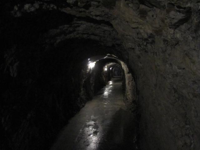 400 m ist der Weg im Fels als Tunnel oder Galerie gehauen worden