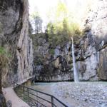 auf dem Weg durch die Aareschlücht, kann auch ein kleiner Wasserfall betrachtet werden