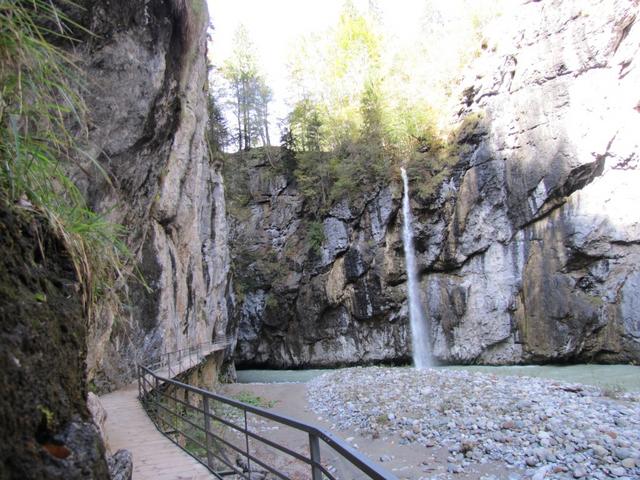 auf dem Weg durch die Aareschlücht, kann auch ein kleiner Wasserfall betrachtet werden