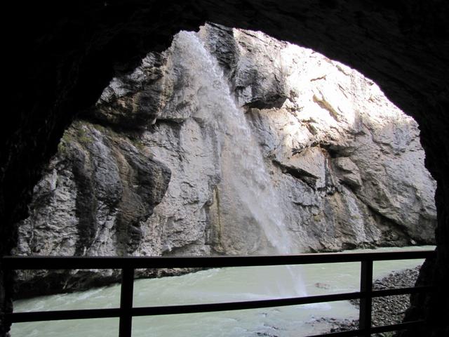 Blick auf den kleinen Wasserfall