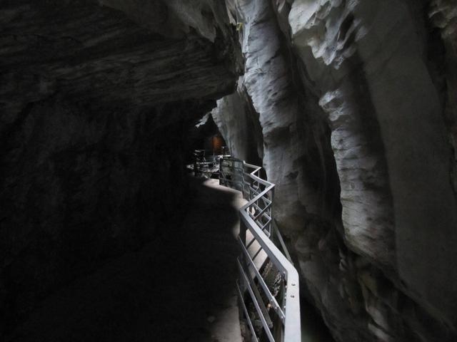 die Schlucht ist hier so schmal, das es fast möglich ist, auf der andern Seite den Fels zu berühren