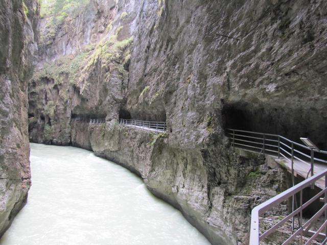 Blick zurück zum Teilstück das durch den Fels führt