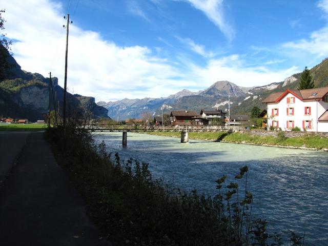 die Brücke bei Sand das über die Aare führt