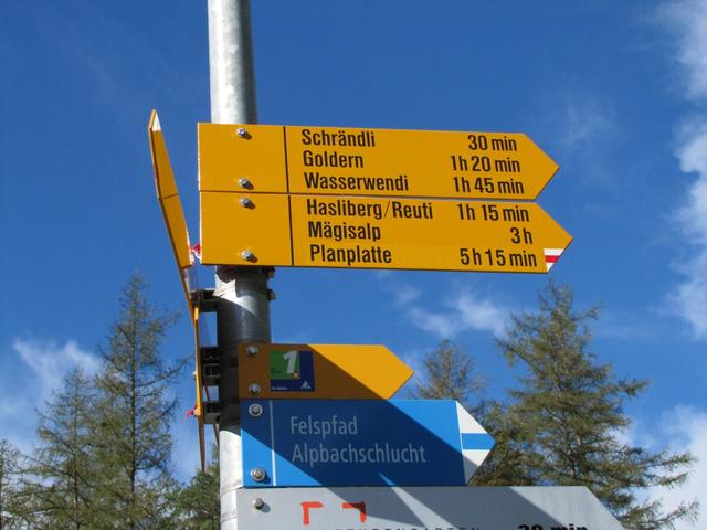 Wegweiser bei Alpbach 620 m.ü.M. Es geht Richtung Hasliberg/Reuti (Felspfad Alpbachschlucht)