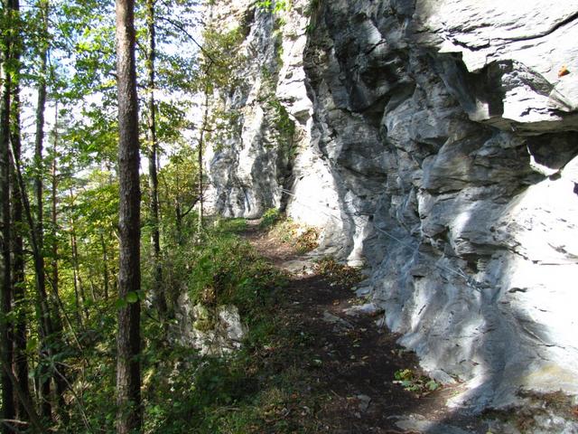 der Weg ist schmal und ausgesetzt, aber gut erstellt und gesichert