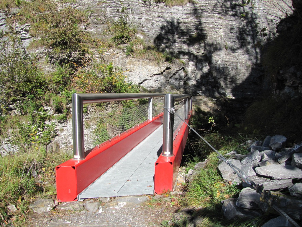 eine neue Brücke führt über den Alpbach