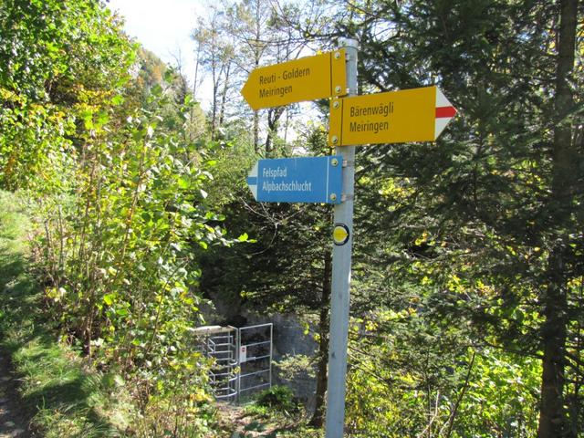 Wegweiser bei dem Eingang der Alpbachschlucht