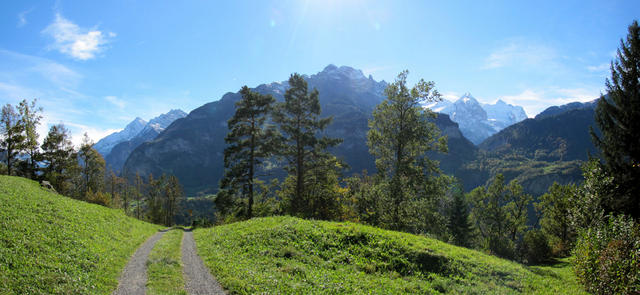 Breitbildfoto auf Engelhörner, Rosenhorn, Wellhorn, Wetterhorn und Meiringen