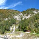 Blick zurück zur Alpbachschlucht mir Wasserfall. Ein schöner Wandertag geht zu Ende
